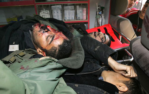 جثث 3 شهداء بعد المجزرة الإسرائيلية في غزّة أمس (محمود حمس ـ أ ف ب)