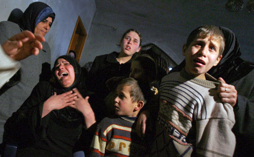 أقرباء للشهيد عامر اليازجي ينتحبون خلال تشييعه في غزّة أمس (محمّد عبد ـ أ ف ب)