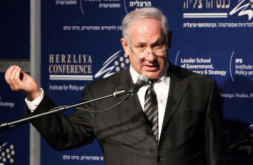 نتانياهو يلقي كلمة في مؤتمر هرتسليا شمال تل أبيب أمس (جاك غويز ـ أ ف ب)