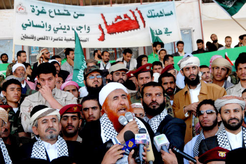 يمنيّون يتظاهرون ضدّ حصار غزّة في صنعاء أمس (خالد فزّاع ـ أ ف ب)