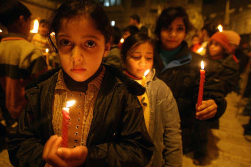 أطفال فلسطينيّون يتضامنون مع غزّة في نابلس أمس (جعفر قشطيّة ـ أ ف ب)