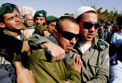 جنود إسرائيليّون خلال تشييع زميلهم في بير شيفا أمس (ر. زفولوم ـ رويترز)