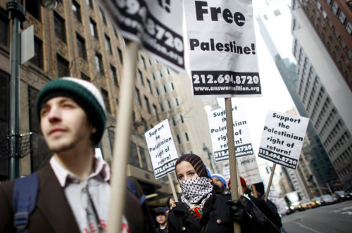 متظاهرون يطالبون بإنهاء الحصار على غزّة أمام القنصليّة الإسرائيليّة في نيويورك أول من أمس (جايسون دوكرو ـ أ ب)
