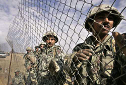 جنود مصريّون يقفلون الحدود مع غزّة في رفح أمس (محمّد سالم ـ رويترز)
