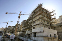 مبانٍ سكنيّة جديدة في مستوطنة جبل أبو غنيم في القدس الشرقيّة (عمّار عوض ـ رويترز)