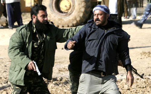مسلّح من «حماس» يعتقل مصريّاً حاول العبور إلى قطاع غزّة عبر معبر رفح الذي أُعيد إغلاقه أمس (عادل هنا - أ ب)