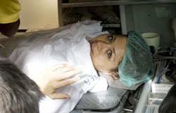 جريحة فرنسيّة تُنقَل إلى المستشفى بعد الاعتداء على السفارة الإسرائيليّة  (نورمان بلوين ـ رويترز)