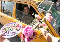 فلسطيني يوزّع الحلوى احتفالاً بعمليّة ديمونا في غزّة أوّل من أمس (محمد سالم ـ رويترز)