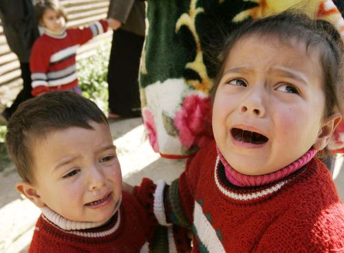 طفلان فلسطينيان خلال تشييع أحد شهداء «حماس» في غزّة أمس (إبراهيم أبو مصطفى ـ رويترز)