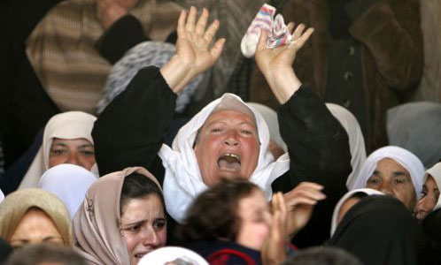 والدة شهيدين سقطا في غزّة أمس (محمد سالم ـ رويترز)