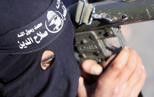 مسلّح من «حماس» أثناء تشييع أحد شهداء غزّة أمس (مهدي فدوش ـ أ ف ب)