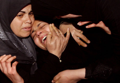 أقارب الشهيد رامي كريم في غزّة أمس (مهدي فدوش ـ أ ف ب)
