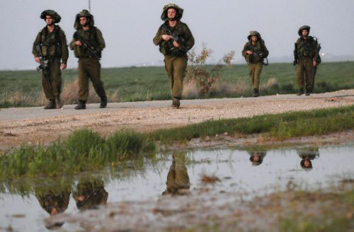 جنود إسرائيليّون يعودون من قطاع غزّة أوّل من أمس (عمير كوهين ـ رويترز)