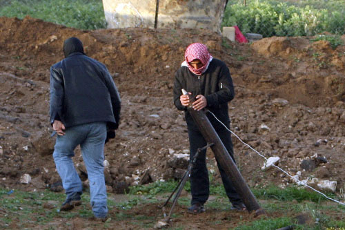 فلسطيني يطلق صاروخاً من قطاع غزّة أمس (محمّد عبد ـ أ ف ب)