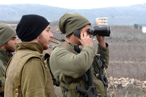 جنود إسرائيليّون يراقبون الحدود اللبنانيّة أوّل من أمس (إيفي شرير ـ أ ف ب)