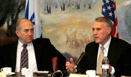 أولمرت والسيناتور الأميركي جون كيل في القدس المحتلّة أمس (غالي تيبون ـ أ ف ب)