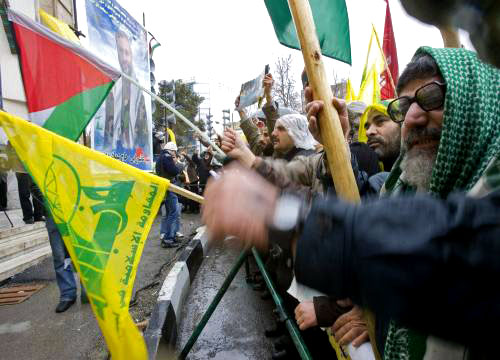 إيرانيّون يلوّحون بأعلام فلسطين وحزب الله في طهران (مورتيزا نيكوبازل - رويترز)