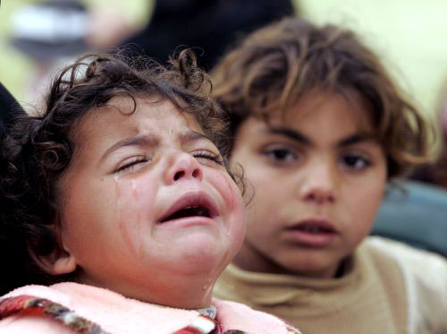 تبكي صديقتها التي قتلتها قوات الاحتلال جنوبي غزّة أمس (ابراهيم أبو مصطفى ـ رويترز)