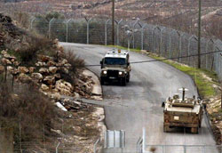 دوريّة إسرائيليّة قرب قرية كفركلا على الشريط الحدودي في 15 شباط الجاري ( محمود الزيّات ـ أ ف ب)