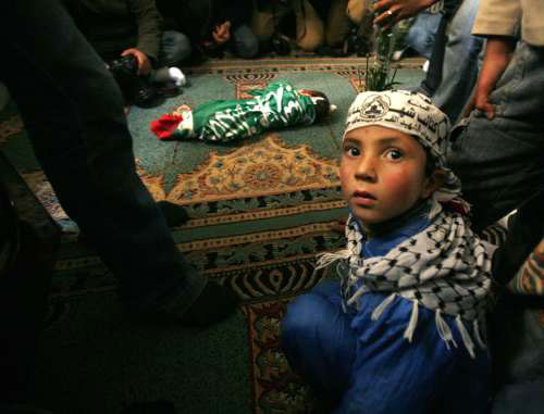 طفل فلسطيني مفجوع خلال دفن الرضيع الشهيد محمد البرعي في غزّة أمس (صهيب سالم ـ رويترز)