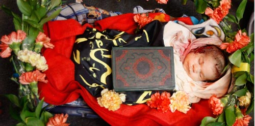 الشهيدة الرضيعة أميرة أبو عصر خلال تشييعها في غزّة أمس (محمد سالم ـ رويترز)