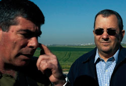 إيهود باراك وغابي أشكينازي خلال جولة عند الحدود الشماليّة لقطاع غزّة أمس (دافيد بويموفيتش ـ رويترز)