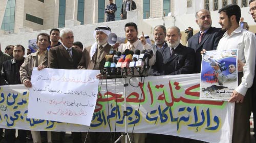 تظاهرة للصحافيّين في غزّة للمطالبة بحريّة التعبير أمس (مهدي فدوش ـ أ ف ب)