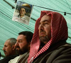 فلسطينيّون داخل خيمة عزاء باستشهاد أبو دهيم في القدس الشرقيّة أمس (يورغوس كراهاليس ـ رويترز)