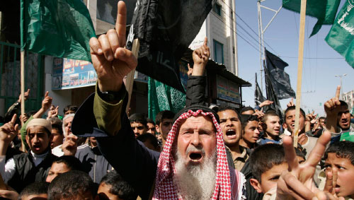 فلسطينيّون خلال تظاهرة نظّمتها «حماس» ضدّ الاحتلال في جنوب قطاع غزّة أمس (إبراهيم أبو مصطفى ـ رويترز)