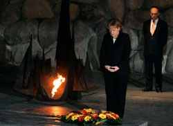 ميركل خلال زيارتها النصب التذكاري لضحايا المحرقة اليهوديّة في القدس المحتلّة أمس (سيباستيان شاينر ـ أ ب)