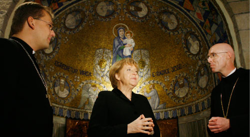 أنجيلا ميركل خلال زيارة إلى الكاتدرائيّة البروتستانتيّة الألمانيّة في القدس المحتلّة (ماركوس شريبر ـ أ ب)