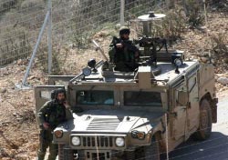 جنود إسرائيليون خلال دورية في مستوطنة مسكاف  على الحدود اللبنانية الإسرائيلية (كرم الله ضاهر ـ رويترز)