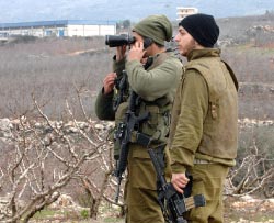 جنود إسرائيليون يراقبون الجانب اللبناني من الحدود مع فلسطين المحتلة (أرشيف)
