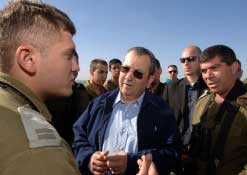 باراك خلال زيارته لجنود الاحتلال بالقرب من قطاع غزة في 12 آذار الماضي (أ ف ب)