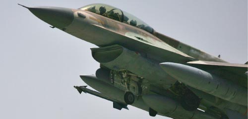 طائرة أف 16 تعود إلى قاعدتها في جنوب فلسطين المحتلّة بعد قصفها لبنان خلال عدوان تموز الماضي (أرييل شاليت ـ أ ب)