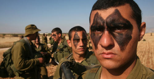 جنود إسرائيليّون يستعدّون لنيل درجة ترقية في غور الأردن في الأوّل من نيسان الجاري (ميناحيم كاهانا ـ أ ف ب)