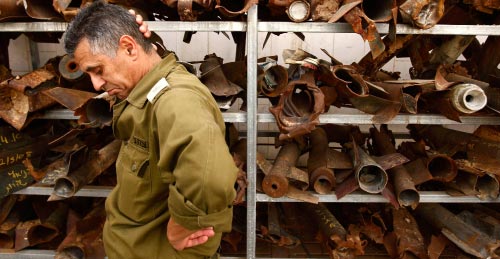 ضابط إسرائيلي بالقرب من مخلّفات صواريخ «قسّام» في سديروت الشهر الماضي (يورغوس كاراهاليس ـــ رويترز)