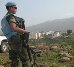 عنصر من «اليونيفيل» يراقب الحدود اللبنانيّة الإسرائيليّة خلال المناورات أمس (طاهر أبو حمدان ـــ أ ف ب)