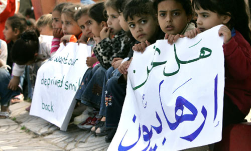 أطفال فلسطين يسألون: هل نحن إرهابيّون؟ (محمّد عبد ـــ أ ف ب)