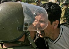 فلسطيني يواجه إسرائيلياً خلال تظاهرة في الضفّة الشهر الماضي (م. محيسن ـــ أ ب)