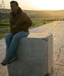 فلسطيني يقف عند أحد حواجز بلدة بيت أور التحتا (تارا تودراس ــ وايتهيل ـــ أ ب)