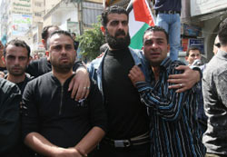 أقارب الشهيد المصوّر في «رويترز» فضل شناعة يشيّعونه في غزّة أمس (سيد خطيب ـــ أ ف ب)