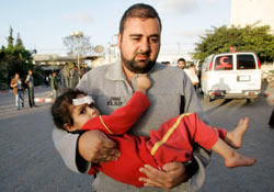 يحمل طفلته الجريحة في غزّة (إبراهيم أبو مصطفى ـــ رويترز)