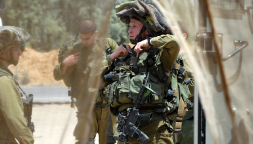 جنود إسرائيليّون عند معبر كرم أبو سالم بعد عمليّة «القسّام» أول من أمس (دافيد بويموفيتش ـــ أ ف ب)