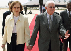 كارتر وزوجته روزالين في مطار عمّان أمس (جمال نصر الله ـــ أ ف ب)