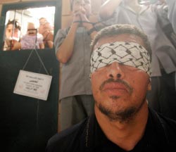 غزاويون يتظاهرون لتحرير أسراهم لدى سجون الاحتلال في القطاع أمس (إسماعيل زايده ـــ رويترز)