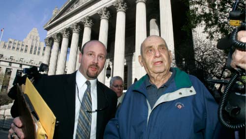 كاديش لحظة خروجه من المحكمة الفدرالية في نيويورك أمس (فرانك فرانكلين ـ أ ب)