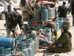 غزّاويّون ينتظرون دورهم لتعبئة قوارير الغاز في رفح أمس (ابراهيم أبو مصطفى ـــ رويترز)