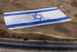 علم إسرائيلي عملاق في القدس من ضمن الاستعدادات لاحتفالات ذكرى اغتصاب فلسطين (أ ب)