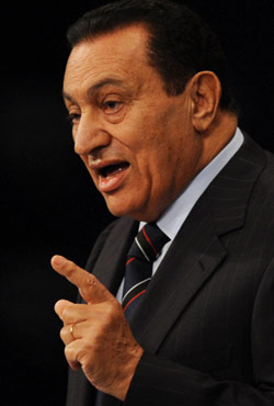 مبارك يلقي كلمة أمام المنتدى الاقتصادي الدولي في شرم الشيخ أمس (مانديل نغان ـ أ ف ب)